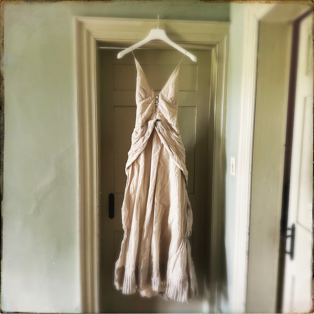 This is a Nicole Miller wedding dress, size 10. It wants to get married again!